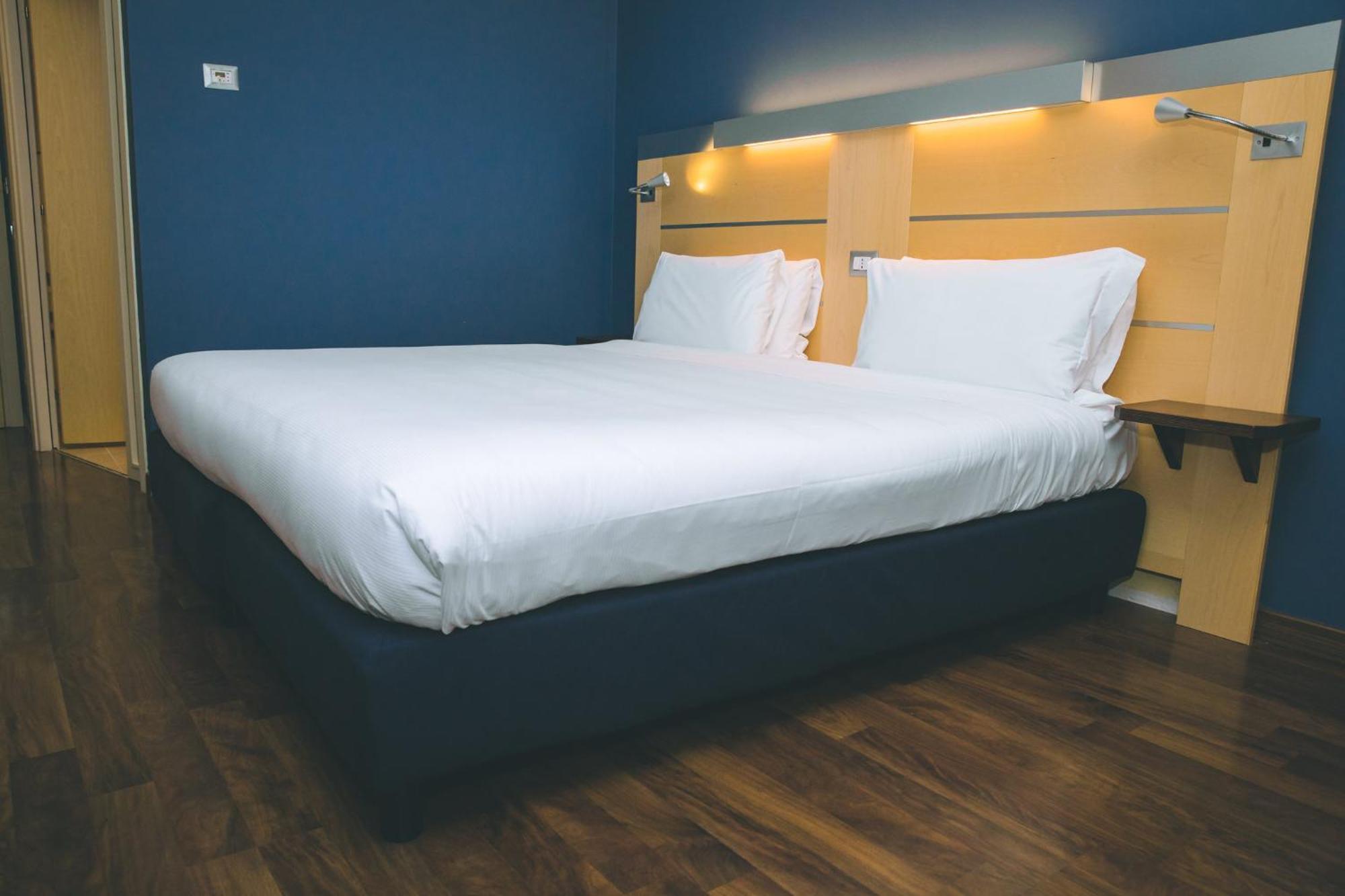 Holiday Inn Express Milan-Malpensa Airport By Ihg Somma Lombardo Kültér fotó